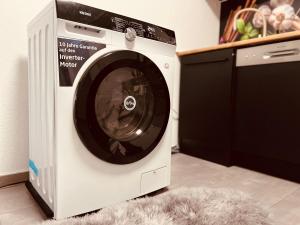 ケルンにあるCologne LUXE Living: Opulent Elegance Unleashedの- ラグ付きの客室内の白い洗濯機