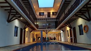 an indoor swimming pool in a building with a ceiling at Hotel Juanmar in Juan de Acosta