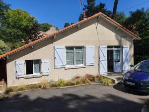una casa con un coche aparcado delante en Maison familiale 5 pers à St Brevin proche plage - FR-1-364-90, en Saint-Brevin-les-Pins