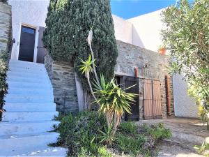 滨海巴纽尔斯Villa méditerranéenne, vue mer, accès crique, Banyuls-sur-Mer - FR-1-309-293的有楼梯通向大门的房子