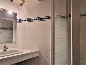 滨海巴纽尔斯Villa méditerranéenne, vue mer, accès crique, Banyuls-sur-Mer - FR-1-309-293的浴室配有淋浴和洗手池