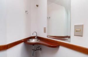 y baño con lavabo y espejo. en Copacabana Apartment, en Río de Janeiro