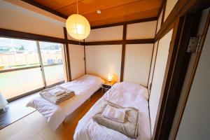 Una cama o camas en una habitación de FUJIクロスゲートハウス