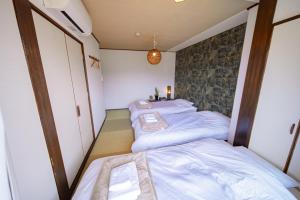 Una cama o camas en una habitación de FUJIクロスゲートハウス