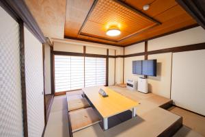 Una televisión o centro de entretenimiento en FUJIクロスゲートハウス