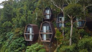 un'immagine di una casa sull'albero nella foresta di Vanavasa Resort a Bentong