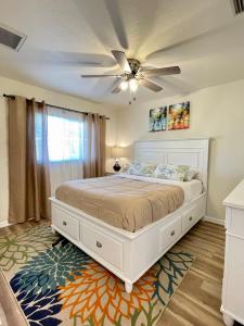 a bedroom with a bed with a ceiling fan at Cozy 3 Bedroom Vacation Home in North Port