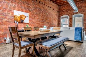 4br Ideal For Groups 4 Blocks To La Crosse Cntr的休息区