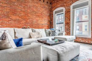 拉克罗斯4br Ideal For Groups 4 Blocks To La Crosse Cntr的带沙发和砖墙的客厅