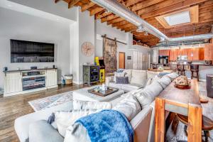 拉克罗斯4br Ideal For Groups 4 Blocks To La Crosse Cntr的带沙发和桌子的客厅