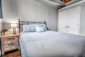 4br Ideal For Groups 4 Blocks To La Crosse Cntr客房内的一张或多张床位