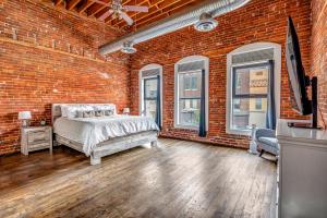 拉克罗斯4br Ideal For Groups 4 Blocks To La Crosse Cntr的一间带床和砖墙的卧室