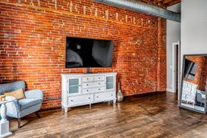 4br Ideal For Groups 4 Blocks To La Crosse Cntr的电视和/或娱乐中心