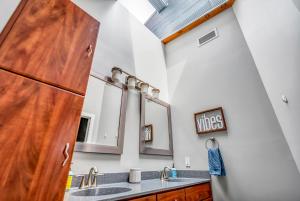 拉克罗斯4br Ideal For Groups 4 Blocks To La Crosse Cntr的配有两个水槽和两面镜子的浴室 更多37张照片