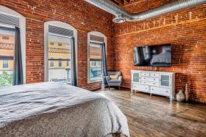 4br Ideal For Groups 4 Blocks To La Crosse Cntr的电视和/或娱乐中心