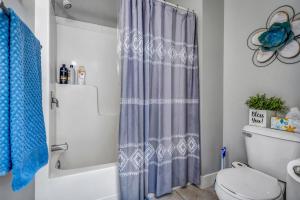 4br Ideal For Groups 4 Blocks To La Crosse Cntr的一间浴室