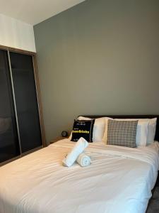 1 cama blanca grande con 2 almohadas en Cubic Botanical Suites Bangsar South by HomeBrickz, en Kuala Lumpur