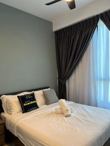 1 dormitorio con 1 cama grande y ventana en Cubic Botanical Suites Bangsar South by HomeBrickz, en Kuala Lumpur