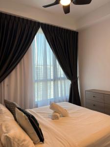 1 dormitorio con 1 cama y ventana grande en Cubic Botanical Suites Bangsar South by HomeBrickz, en Kuala Lumpur