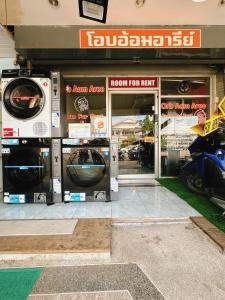 uma loja com duas máquinas de lavar à frente em ห้องพักโอบอ้อมอารีย์ Orb Aom Aree em Hua Hin