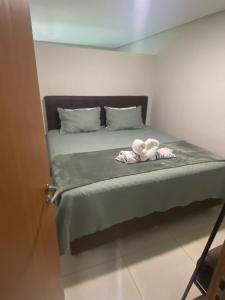 a bedroom with a bed with towels on it at Apt Alto da Serra Villas - Bananeiras in Bananeiras