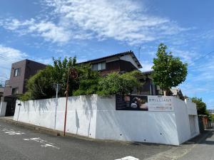 下関市にあるGuest House "Ro"kumanoの白壁