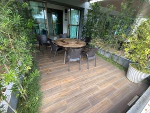 a patio with a wooden table and chairs at Apt Alto da Serra Villas - Bananeiras in Bananeiras