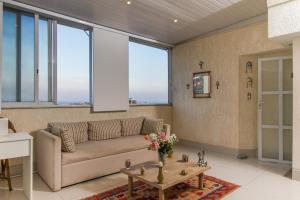 sala de estar con sofá y ventanas grandes en 3BDR Duplex Penthouse Ipanema Private Pool with marvelous views, en Río de Janeiro
