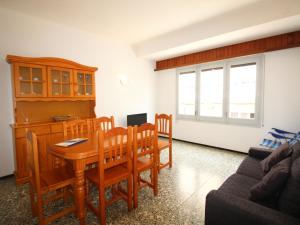Posedenie v ubytovaní Apartamento céntrico y luminoso a 100m de la playa, renovado con WiFi, balcón y lavadora - ES-228-6