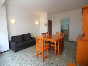 Posedenie v ubytovaní Apartamento céntrico y luminoso a 100m de la playa, renovado con WiFi, balcón y lavadora - ES-228-6