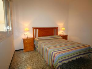 Posteľ alebo postele v izbe v ubytovaní Apartamento céntrico y luminoso a 100m de la playa, renovado con WiFi, balcón y lavadora - ES-228-6