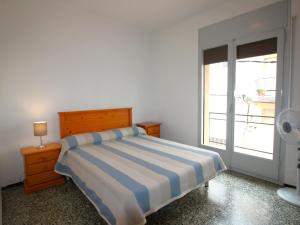 Posteľ alebo postele v izbe v ubytovaní Apartamento céntrico y luminoso a 100m de la playa, renovado con WiFi, balcón y lavadora - ES-228-6