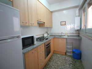 Kuchyňa alebo kuchynka v ubytovaní Apartamento céntrico y luminoso a 100m de la playa, renovado con WiFi, balcón y lavadora - ES-228-6