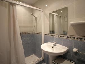 Kúpeľňa v ubytovaní Apartamento céntrico y luminoso a 100m de la playa, renovado con WiFi, balcón y lavadora - ES-228-6