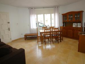 Kuchyň nebo kuchyňský kout v ubytování Apartamento renovado, céntrico y luminoso a 100m de la playa del Puerto, Llançà - ES-228-37