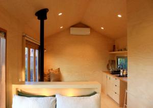 Camera con letto e 2 cuscini. di Hunter Valley Vineyard Cabin by Outpost a Pokolbin Altre 12 foto