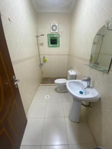 een badkamer met een toilet en een wastafel bij شقق مساكن الاميره in Yanbu