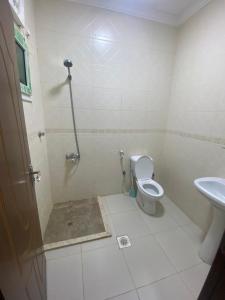 een badkamer met een toilet en een wastafel bij شقق مساكن الاميره in Yanbu