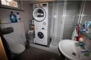 Imagine din galeria proprietății Privat Zimmer inkl eigenem Bad WC TV kostenlosem WiFi auf einer Etage Waschmaschine Trockner gegen Entgelt Nutzbar Bertrandt IBM 4 Minuten Mercedes 8 Minuten Universität Stuttgart 16 Minuten Universität Tübingen 28 Minuten Ein Lidl 140 Meter în Ehningen