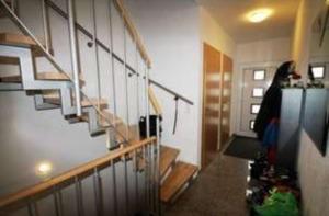 Imagine din galeria proprietății Privat Zimmer inkl eigenem Bad WC TV kostenlosem WiFi auf einer Etage Waschmaschine Trockner gegen Entgelt Nutzbar Bertrandt IBM 4 Minuten Mercedes 8 Minuten Universität Stuttgart 16 Minuten Universität Tübingen 28 Minuten Ein Lidl 140 Meter în Ehningen