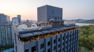 un edificio con luces en la parte superior en JK Blossom Hotel en Seúl