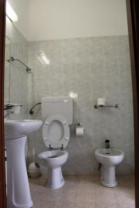 ミラノにあるホテル ラリーのバスルーム(トイレ、洗面台付)
