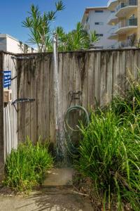 une clôture en bois avec une fontaine dans l'établissement Seaside Serenity - Apartment Ocean Views, à Caloundra