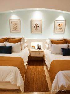um quarto de hotel com duas camas e uma mesa em Hotel Tres Vidas Acapulco em Barra Vieja