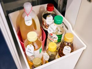 um frigorífico cheio de garrafas de álcool em Kokoyui Guest House Shingu - Vacation STAY 03207v em Shingu