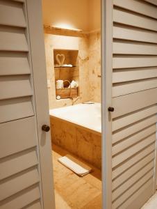 a bathroom with a tub and a sink at Hotel Tres Vidas Acapulco in Barra Vieja