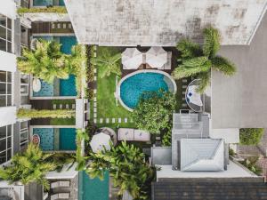eine Luftaufnahme eines Resorts mit Swimmingpool in der Unterkunft Aeera Villa Canggu by Ini Vie Hospitality in Canggu
