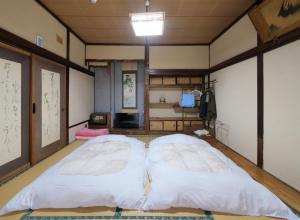 伊達市にあるSawa no Yado Kinsenkaku - Vacation STAY 45272vの大型ベッド2台が備わる客室です。