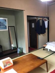 伊達市にあるSawa no Yado Kinsenkaku - Vacation STAY 45272vの鏡、ベッド、テーブルが備わる客室です。