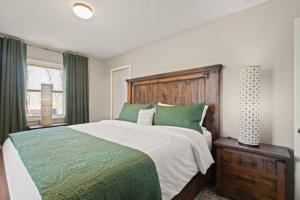 une chambre avec un grand lit avec une tête de lit en bois dans l'établissement Baca Cabin Near Compton, Ponca, Buffalo River, Trails, à Compton